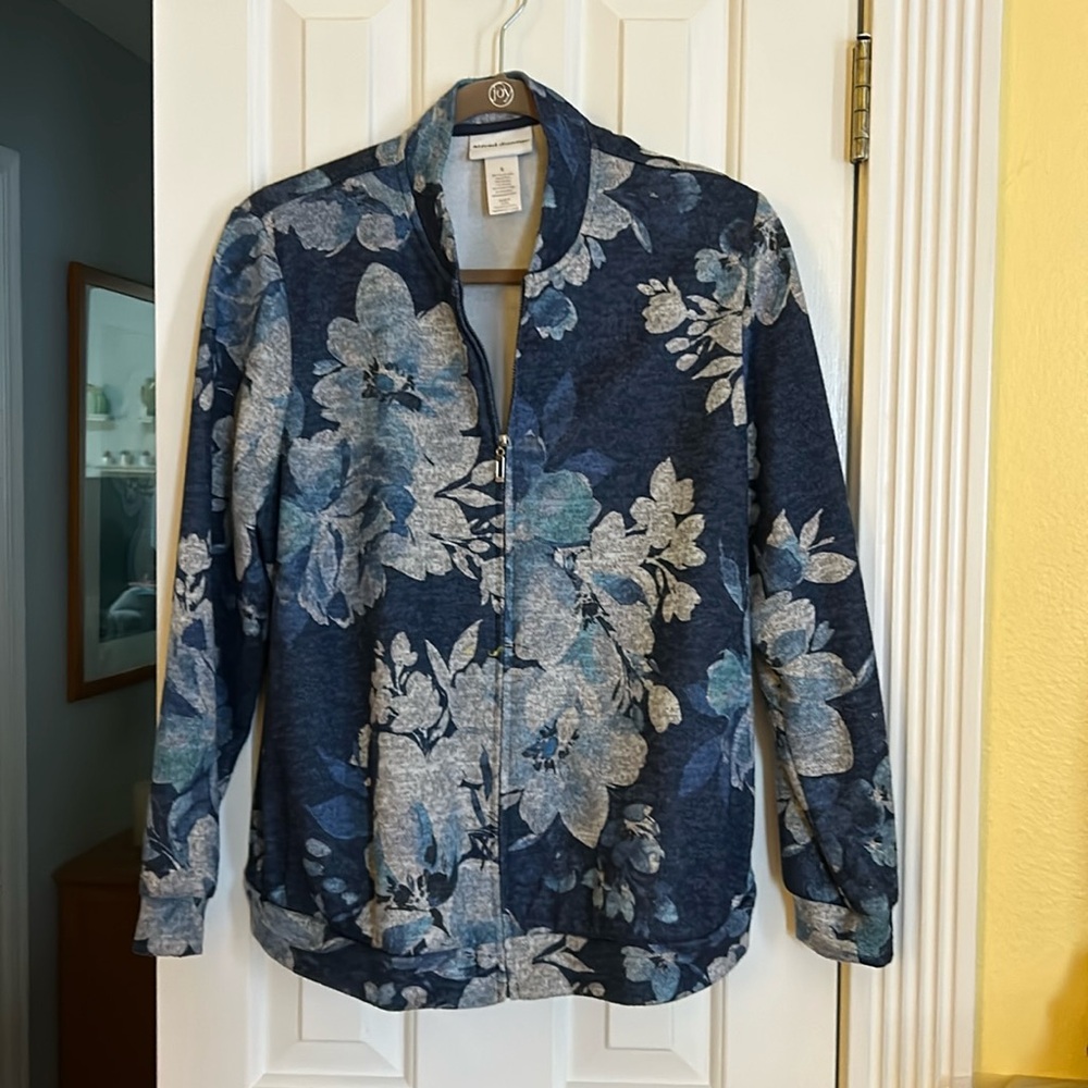 Women’s zip up lightweight jacket, great shape!